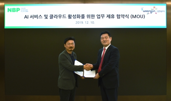 이달 10일 웅진씽크빅과 네이버비즈니스플랫폼은 '인공지능(AI) 서비스 및 클라우드 활성화를 위한 업무협약'을 맺었다. 이재진 웅진씽크빅 대표(오른쪽)와 박원기 NBP 대표 /사진제공=웅진씽크빅