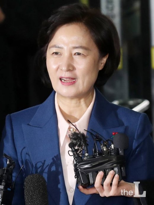 추미애 법무부 장관 후보자가 지난 9일 오전 서울 양천구 목동 서울남부준법지원센터에 마련된 인사청문회 준비단 사무실로 출근하며 취재진의 질문에 답하고 있다./사진=김휘선 기자