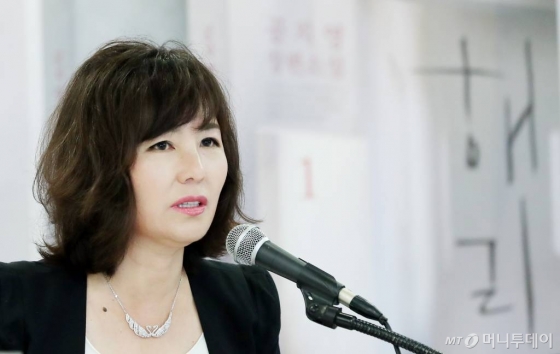 공지영 작가가 2018년 7월30일 오전 서울 종로구 프레스센터에서 열린 장편소설 '해리' 출간기념 기자간담회에서 취재진 질의에 답하고 있다./사진=김창현 기자