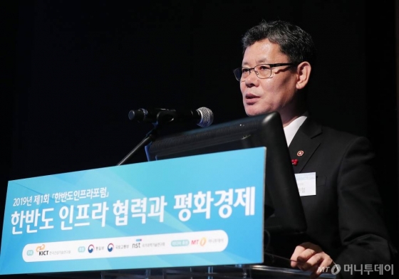 김연철 통일부 장관이 11일 오후 서울 서초구 양재동 aT센터에서 열린 '제1회 한반도인프라포럼'에서 기조강연을 하고 있다. / 사진=김창현 기자 chmt@