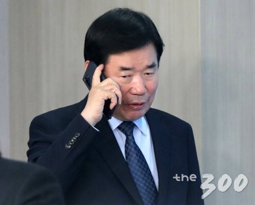 더불어민주당 김진표 의원이 29일 오후 서울 여의도 국회 의원회관에서 열린 지방분권, 지방자치 강화를 위한 특례시 지정 지방자치법 개정 촉구 기자회견에 앞서 통화하고 있다./사진=홍봉진 기자