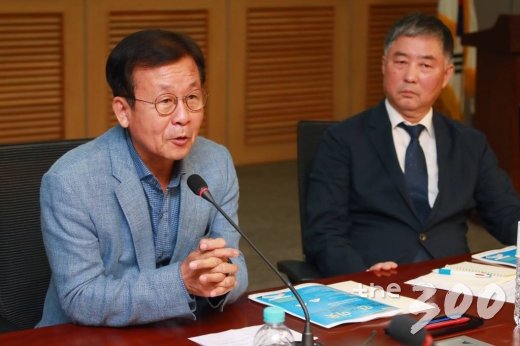 더불어민주당 원혜영 의원이 2일 오후 서울 여의도 국회 의원회관에서 열린 '포털 인 or 아웃 - 포털댓글과 뉴스편집의 사회적 영향과 개선방안' 정책토론회에 참석해 인사말을 하고 있다. /사진=이동훈 기자
