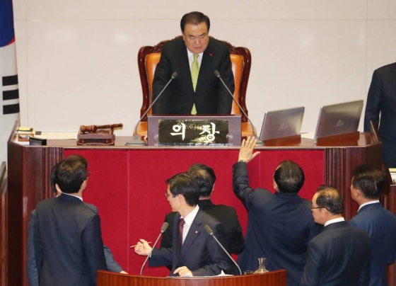 [ 자유한국당 의원들이 10일 서울 여의도 국회 본회의에서 2020년 예산안 통과 반대를 외치며 문희상 의장에게 항의하고 있다. / 사진 = 뉴시스