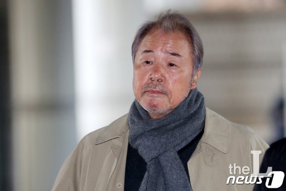 정우현 전 MP그룹 회장이 11일 오후 서울 서초구 서울고등법원에서 열린 '미스터피자 갑질' 관련 독점규제 및 공정거래에 관한 법률위반 등 항소심 선고기일에 출석하고 있다./사진=뉴스1