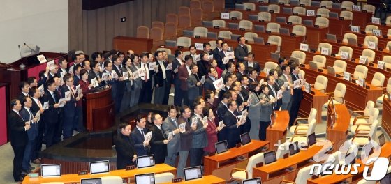 10일 서울 여의도 국회 본회의장에서 열린 제371회국회(정기회) 제12차 본회의에서 2020년도 예산안이 상정 의결된 후 자유한국당 의원들이 발언대 주변에 모여 '날치기' 피켓을 들고 "세금도둑" 등의 구호를 외치고 있다. /사진=뉴스1
