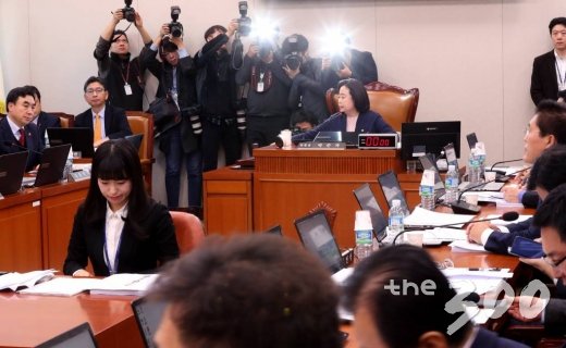 박순자 국회 국토교통위원장이 6일 오전 서울 여의도 국회에서 열린 국토위 전체회의에서 여객자동차 운수사업법 일부개정법률안 등 안건을 의결하고 있다. / 사진=홍봉진 기자 honggga@