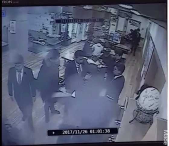피의자 A씨의 아내가 올린 CCTV 화면./ 사진=온라인 커뮤니티 갈무리