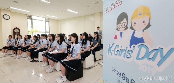 6일 인천광역시 연수구 송도동 파버나인연구소에서 열린 여학생의 이공계 진학과 산업계 진출 확산을 돕기 위해 기업과 연구소 등 산업기술현장 체험 기회를 제공하는 'K걸스데이(K-Girls' Day)' 행사에서 석영철 한국산업기술진흥원 원장, 심상미 파버나인 연구소장, 이제훈 파버나인 대표와 덕원여자고등학교 학생들이 질의 응답 시간을 갖고 있다. / 사진=김창현 기자 chmt@