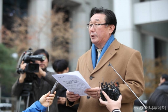 조붕구 키코공동대책위원회 위원장이 금감원의 키코 분쟁조정신청에 대한 은행의 배상 조정결정을 발표한 13일 서울 여의도 금융감독원 앞에서 기자회견을 하고 있다. /사진=뉴시스