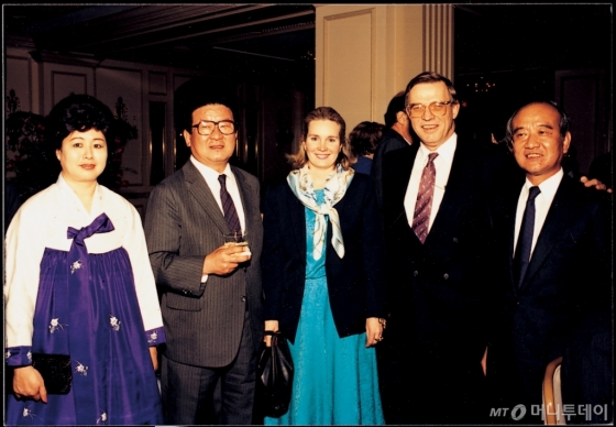 1988³â 3¿ù, ±¸ ¸í¿¹È¸Àå(¿ÞÂÊ µÎ¹øÂ°)ÀÌ ¹Î°£ Â÷¿øÀÇ °æÁ¦¿Ü±³ Ȱµ¿À» À§ÇØ ¹Ì±¹À» ¹æ¹®, ¹Ì±¹ °¢°è Àλçµé°ú ÇÕÀÛ¼± °æ¿µÀÚ¸¦ ÃÊÃ»ÇØ °¡Áø ¿ö½ÌÅÏ ¸®¼Á¼Ç Àå¸é. /»çÁøÁ¦°ø=LG