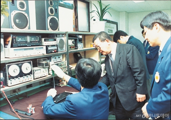 1990³â 6¿ù, ±¸ ¸í¿¹È¸Àå(°¡¿îµ¥)ÀÌ ±Ý¼º»ç °í°´¼ºñ½º¼¾Å͸¦ ã¾Æ Á÷¿øµéÀÇ ¾Ö·Î»çÇ×À» µè°í °Ý·ÁÇϰí ÀÖ´Â ¸ð½À. /»çÁøÁ¦°ø=LG