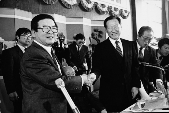 구자경 LG그룹 명예회장이 1987년 2월 제26차 전경련 정기총회에서 18대 회장에 추대된 뒤 정주영 전임회장(현대그룹 명예회장)으로부터 축하를 받고 있다. /사진=LG