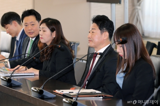 이호현 산업통상자원부 무역정책국장과 이다 요이치 일본 경제산업성 무역관리부장을 비롯한 한일 양국 정부대표단이 16일(현지시각) 일본 도쿄 경제산업성 17층 특별회의실에서 열린 '제7차 한일 수출관리정책대화'에 참석했다./사진제공=산업통상자원부<br>