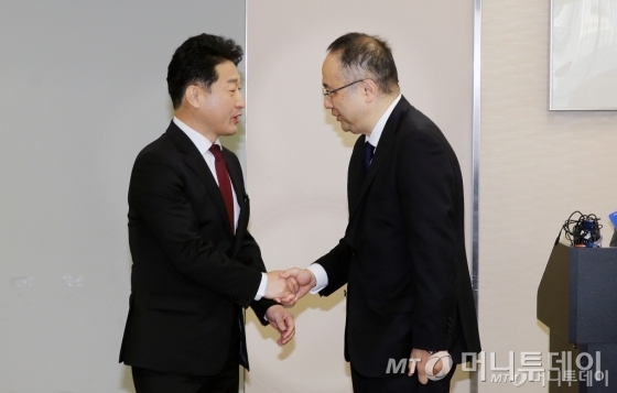 이호현 산업통상자원부 무역정책국장과 이다 요이치 일본 경제산업성 무역관리부장을 비롯한 한일 양국 정부대표단이 16일(현지시각) 일본 도쿄 경제산업성 17층 특별회의실에서 열린 '제7차 한일 수출관리정책대화'에 참석했다./사진제공=산업통상자원부