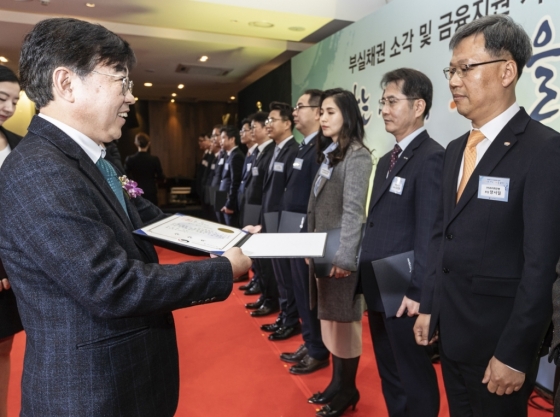 SBI저축은행 기업금융3부 양서일 부장(사진 오른쪽)이 지난 12일 서울시 구로구에 위치한 지밸리컨벤션에서 열린 제24회 중소벤처기업 금융지원상 시상식에서 산업통상자원부장관 상을 수상했다. /사진=SBI저축은행