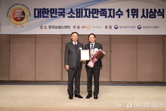 '2019 대한민국 소비자만족지수 1위 시상식'에서 에코매스 한승길 대표가 수상했다/사진=머니투데이