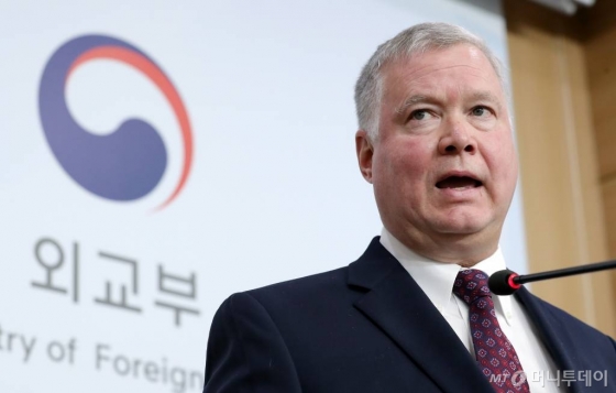 스티븐 비건 미국 국무부 대북정책특별대표가 16일 오전 서울 종로구 외교부 청사에서 한미 북핵수석대표협의를 마친 뒤 이도훈 외교부 한반도 평화교섭본부장과 함께 기자회견을 하고 있다. / 사진=이기범 기자 leekb@