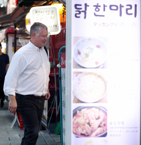 스티븐 비건 미 국무부 대북특별대표가 8월 22일 오후 서울 광화문 인근 닭요리 전문점으로 저녁식사를 위해 이동하고 있다. /사진=뉴스1