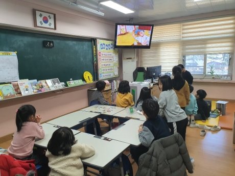 강원도 반곡초등학교 교사와 학생들이 아이윙TV를 활용해 수업을 진행하고 있다. /사진=엠플레어