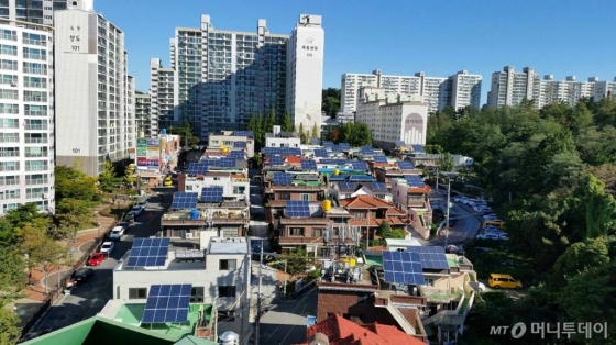 울산시 '삼호 철새마을 그린빌리지 사업'으로 울산시 남구 삼호동 주택 옥상에 설치된 태양광 발전설비. / 사진제공=한국에너지정보문화재단