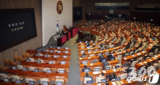 주호영 자유한국당 의원이 23일 오후 서울 여의도 국회에서 열린 제372회 국회 (임시회) 제1차 본회의에서 공직선거법 일부개정법률안에 대한 무제한 토론(필리버스터)을 하고 있다. /사진=뉴스1