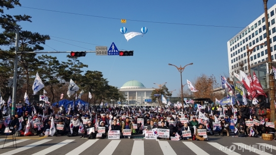 24일 오후 서울 영등포구 국회 앞에서 우리공화당 등 보수단체가 '공수처 반대 연동비례 반대 결사 저지' 집회를 열고 있다. /사진=김영상 기자