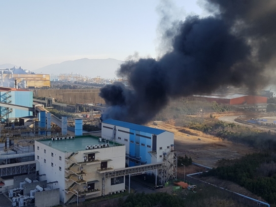 24일 오후 1시10분쯤 전남 광양시 금호동의 포스코 광양제철소 후판제2공장에서 '펑' 소리와 함께 시커먼 연기가 하늘로 솟구치고 있다./사진=뉴스1