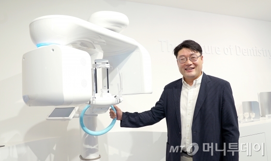 이상철 레이 대표가 '디지털 치료솔루션' 장비를 소개하고 있다. / 사진제공=레이