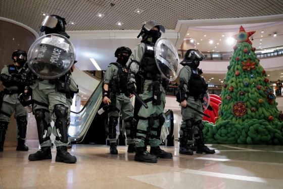 24일 성탄 전야에 홍콩 침사추이의 하버시티에 경찰이 배치돼있다. /사진=로이터 