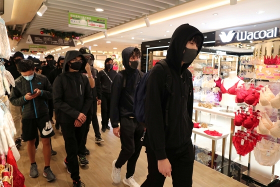 홍콩 샤틴 쇼핑몰에 모인 홍콩 시위대. /사진=로이터