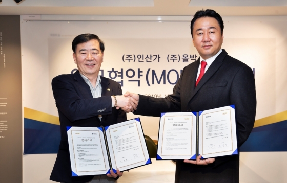 손태원 인산가 사장(왼쪽)과 조수영 올박스 대표가 업무협약을 체결했다 /사진제공=인산가