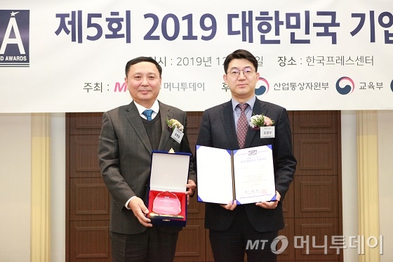 조관구 큐라티스 대표(사진 오른쪽)가 '바이오대상'을 수상한 뒤 윤병훈 머니투데이 전무와 기념 촬영 중이다/사진=중기협력팀 오지훈 기자<br />
