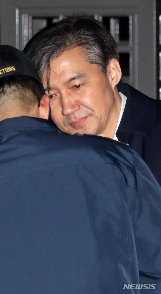 [서울=뉴시스]박주성 기자 = 조국 전 법무부 장관이 27일 오전  구속영장이 기각되어 서울 송파구 서울동부구치소에서 나오고 있다. 2019.12.26.   park7691@newsis.com