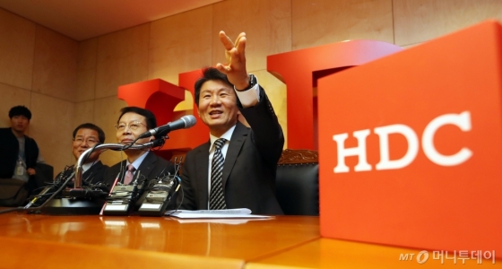 정몽규 HDC현대산업개발 회장이 12일 오후 서울 용산구 본사에서 아시아나항공 인수 우선협상대상자 선정 관련 기자회견을 하고 있다. /사진제공=뉴스1<br>