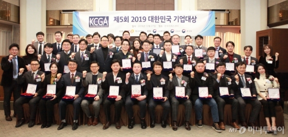 27일 오후 서울프레스센터에서 열린 '2019 제5회 대한민국 기업대상'에서 상을 받은 중견·중소기업 수상자들이 '화이팅'을 외치며 기념 촬영 중이다/사진=중기협력팀 오지훈 기자