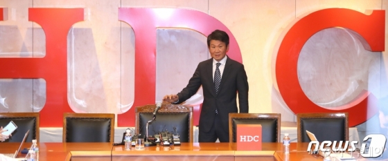 정몽규 HDC현대산업개발 회장이 지난달 12일 오후 서울 용산구 본사에서 아시아나항공 인수 우선협상대상자 선정 관련 기자회견을 하고 있다. /사진제공=뉴스1