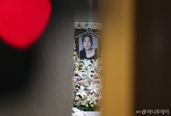 가수 구하라의 일반 빈소가 마련된 서울 강남 성모병원 장례식장에서 지난달 25일 관계자가 조문객을 받을 준비를 하고 있다. /사진=공동취재단 