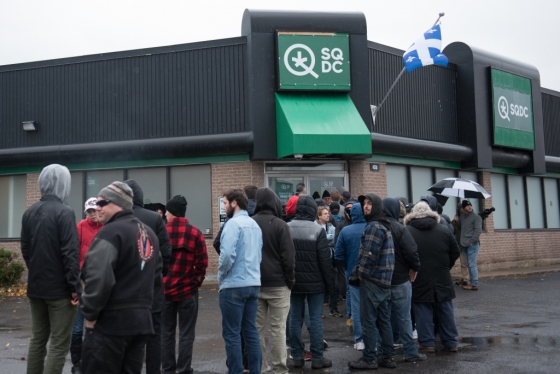 캐나다 퀘벡주 시내에 있는 정부 허가 대마초 판매처 앞에 사람들이 길게 줄 서 있다/사진=AFP