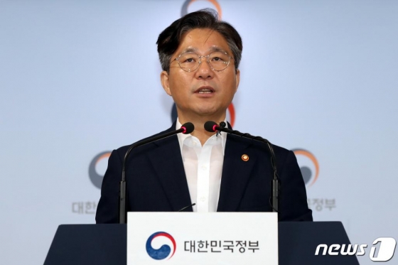 성윤모 산업통상자원부 장관이 24일 오전 서울 종로구 정부서울청사에서 브리핑을 하고 있다. /사진=뉴스1