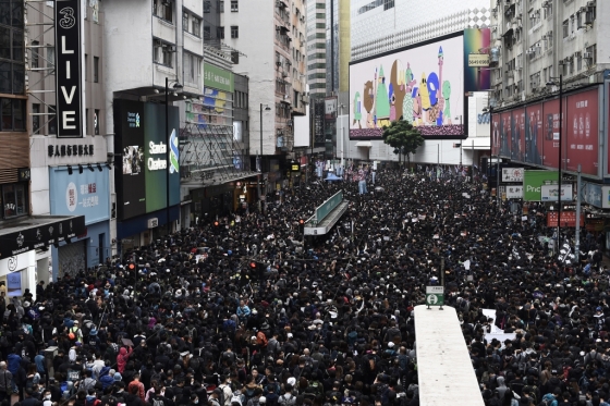 홍콩 코즈웨이베이 지역에서 1일 시위대들이 모여 시위를 벌이고 있다. /사진=AFP