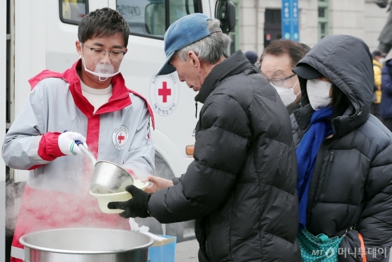 [사진]떡국 배식하는 배우 안재욱