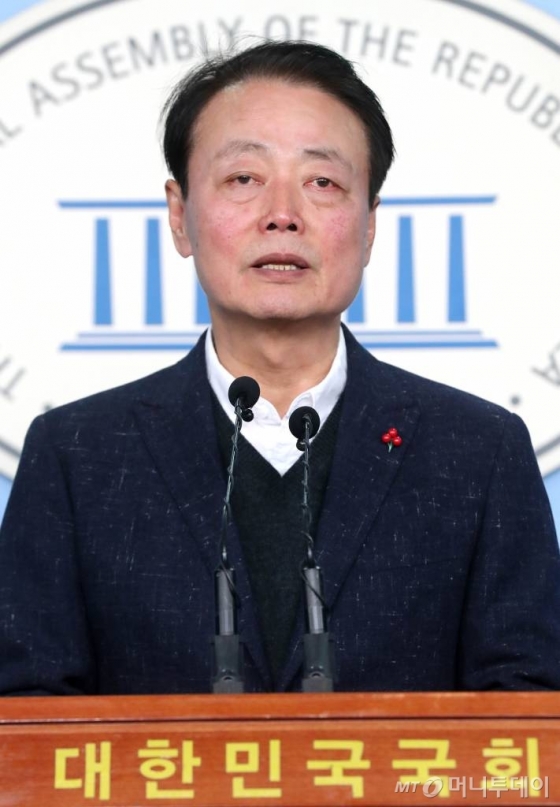 자유한국당 한선교 의원이 2일 오전 서울 여의도 국회 정론관에서 제21대 총선 불출마 선언 기자회견을 하고 있다.<br><br>한 의원은 기자회견을 마치며 "마지막으로 제 의원 생활 중에 탄핵되시고 감옥에 가신 박근혜 대통령께 정말 죄송하다, 저를 용서해주십시오"라며 눈물을 흘렸다. / 사진=홍봉진 기자 honggga@