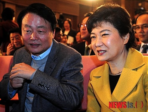 박근혜 전 대통령의 한나라당(자유한국당 전신)대표 시절 한선교 의원과의 대화. / 사진 = 뉴시스