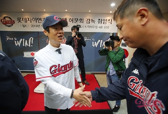 허문회 롯데 신임 감독이 취임식 후 이대호와 악수하고 있다./사진=롯데 자이언츠