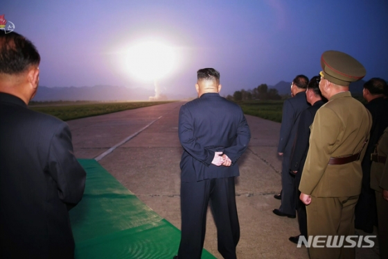 【서울=뉴시스】 김정은 북한 국무위원장이 지난 6일 새벽 '신형전술유도탄 위력시위발사를 참관했다'고 조선중앙TV가 7일 보도하고 있다.   서부작전비행장에서 발사된 전술유도탄 ２발은 수도권지역 상공과 우리 나라 중부내륙지대 상공을 비행하여 조선동해상의 설정된 목표섬을 정밀타격하였다고 보도했다. 2019.08.07. (사진=조선중앙TV 캡쳐)   photo@newsis.com