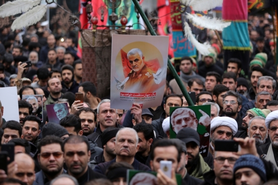 4일(현지시간) 이란의 수도 테헤란에서 열린 반미 시위에서 시민들이 거셈 솔레이마니 이란혁명수비대(IRGC) 총사령관의 그림을 들고 추모하고 있다. /사진=AFP