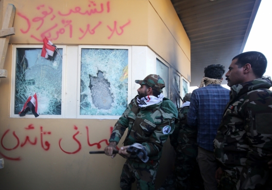 지난달 31일(현지시간) 이라크 바그다드의 이라크 주재 미 대사관 앞에서 친이란 시아파 민병대(PMF)가 주도한 시위대가 시위를 벌이며 창문을 부수고 있다. /사진=AFP