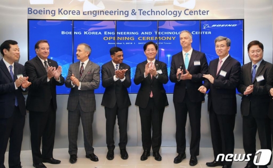 성윤모 산업통상자원부 장관이 1일 서울 강남구 ASEM타워에서 열린 보잉 R&D센터 개소식에 참석해 나비드 후세인 보잉R&T 사장, 에릭 존 보잉코리아 사장 등 주요 참석자들과 테이프 커팅을 마치고 박수치고 있다. (산업통상자원부 제공) 2019.11.1/사진=뉴스1