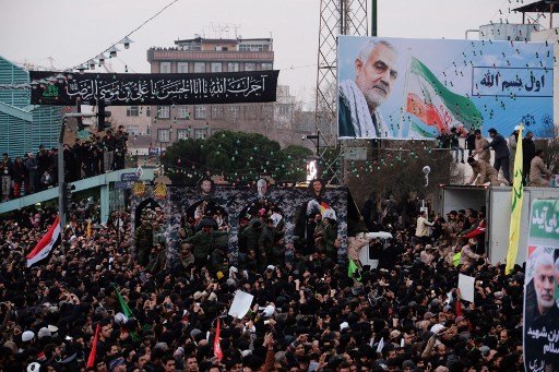 거셈 솔레이마니 이란혁명수비대 쿠드스군 총사령관의 시신을 운구중인 차량 주변에 모여든 이란인들./사진=AFP