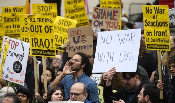 5일(현지시간) 미국 워싱턴DC에서 이란과의 전쟁에 반대하고 이라크 철군을 요구하는 시민들이 시위를 벌이고 있다./사진=AFP